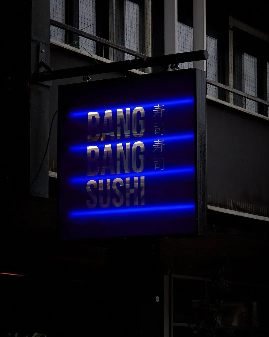 Tegnebraet-1 bang bang sushi skilt